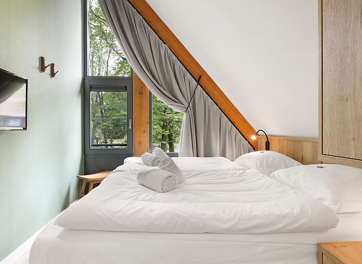 Eetkamer met houten tafel in PUUR Exloo vakantiehuis in Exloo, Drenthe.