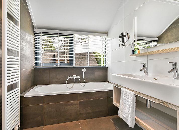 Gezellige zithoek in PUUR Exloo vakantiehuis in Exloo, ideaal voor ontspanning.