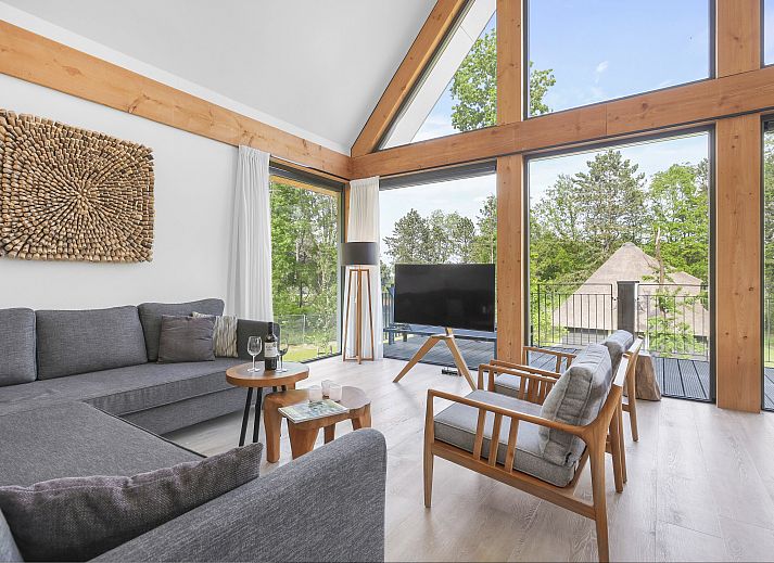 Stijlvolle salontafel met wijn in PUUR Exloo vakantiehuis in Drenthe.