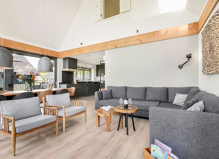 Stijlvolle salontafel met wijn in PUUR Exloo vakantiehuis in Drenthe.