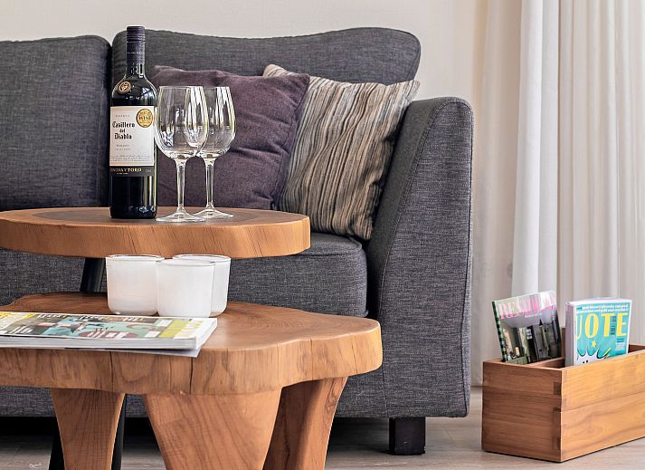 Stijlvolle salontafel met wijn in PUUR Exloo vakantiehuis in Drenthe.