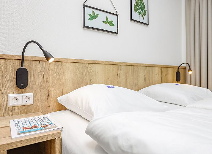 Moderne woonkamer met uitzicht op natuur in PUUR Exloo vakantiehuis in Exloo.