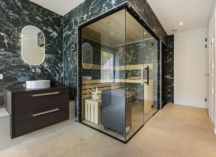 Wellness badkamer in PUUR Exloo vakantiehuis in Exloo, Drenthe met luxe sauna en moderne inrichting.