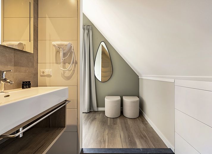 Wellness badkamer in PUUR Exloo vakantiehuis in Exloo, Drenthe met luxe sauna en moderne inrichting.