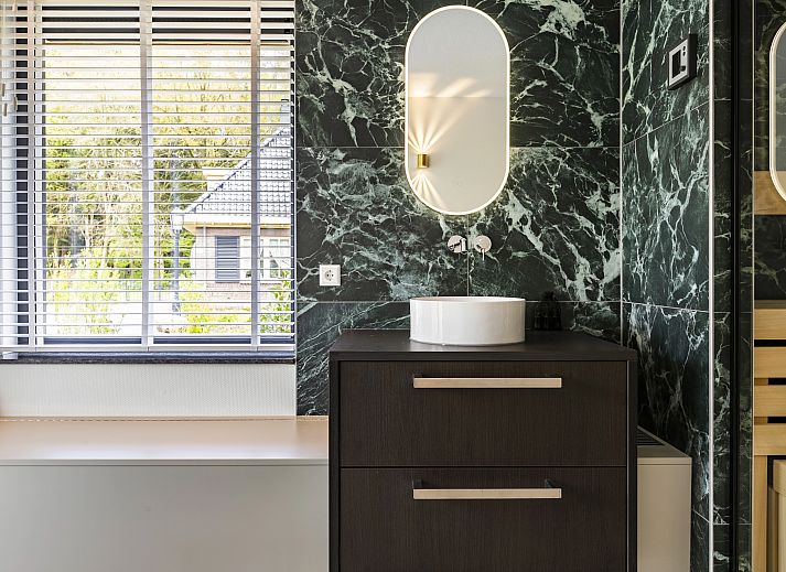 Gezellige woonkamer in PUUR Exloo vakantiehuis in Exloo met moderne meubels en veel lichtinval.