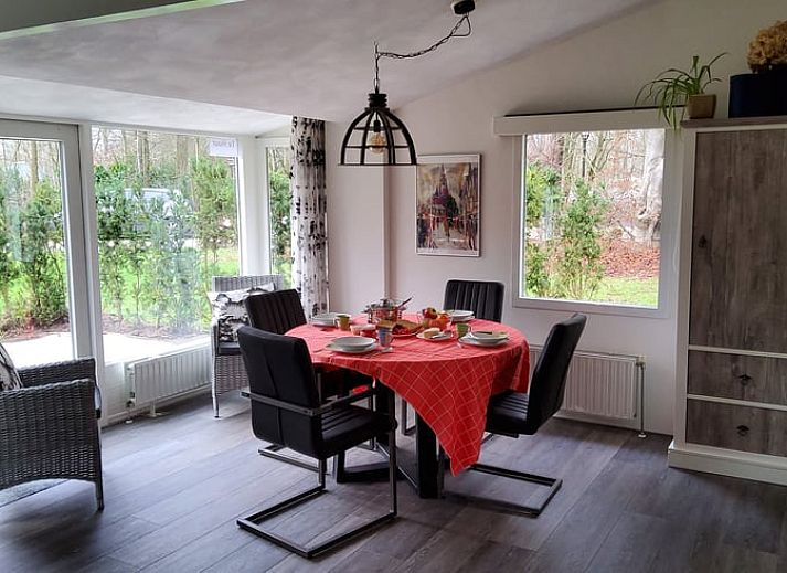 Gemuetliches Wohnzimmer in Cottage in Exloo, Ferienhaus in Drenthe mit komfortabler Sitzecke.