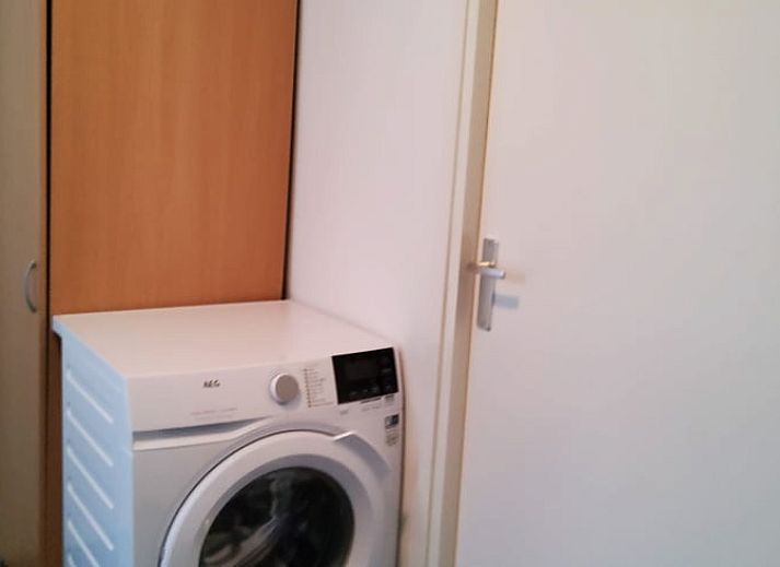 Modernes Wohnzimmer in Cottage in Exloo, Ferienunterkunft in Sued-Ost-Drenthe mit natuerlichem Licht.