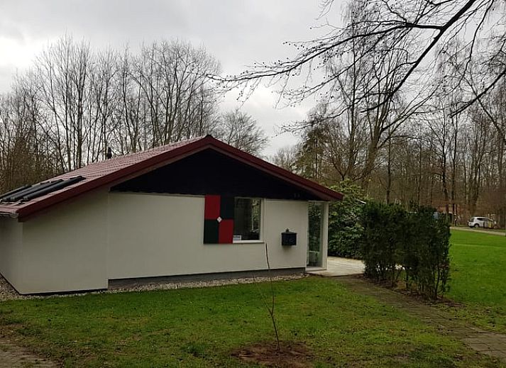 Modernes Wohnzimmer in Cottage in Exloo, Ferienunterkunft in Sued-Ost-Drenthe mit natuerlichem Licht.