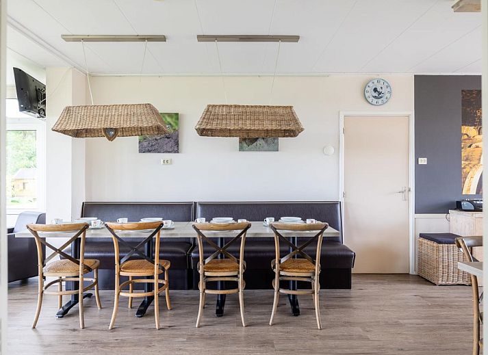 Luftaufnahme des Ferienhauses Zonnehoek in Exloo, Suedost-Drenthe, umgeben von gruener Natur und einem schoenen Garten.