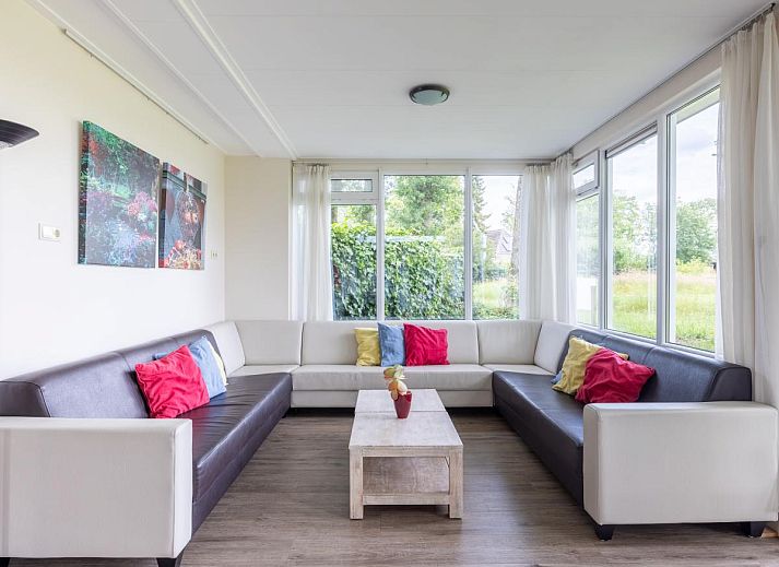 Luftaufnahme des Ferienhauses Zonnehoek in Exloo, Suedost-Drenthe, umgeben von gruener Natur und einem schoenen Garten.