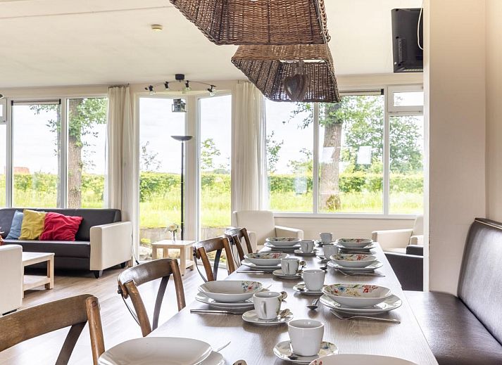 Geniessen Sie die Ruhe und den Frieden im Ferienhaus Zonnehoek in Exloo, Drenthe. Geraeumige Terrasse mit Gartenmoebeln, umgeben von gruener Natur.