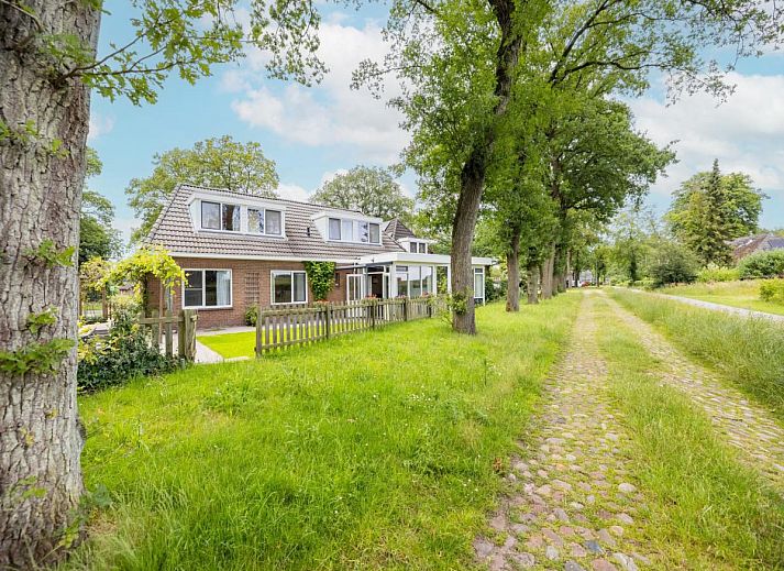 Geniessen Sie die Ruhe und den Frieden im Ferienhaus Zonnehoek in Exloo, Drenthe. Geraeumige Terrasse mit Gartenmoebeln, umgeben von gruener Natur.