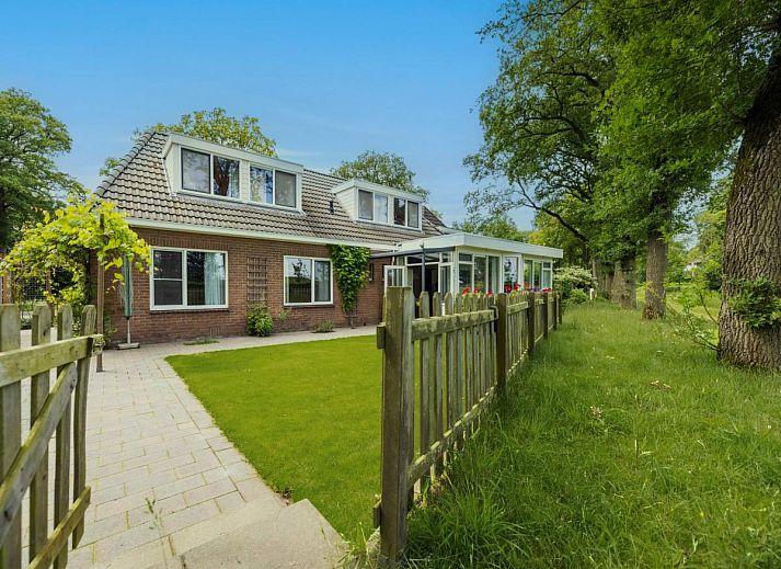 Geniessen Sie die Ruhe und den Frieden im Ferienhaus Zonnehoek in Exloo, Drenthe. Geraeumige Terrasse mit Gartenmoebeln, umgeben von gruener Natur.