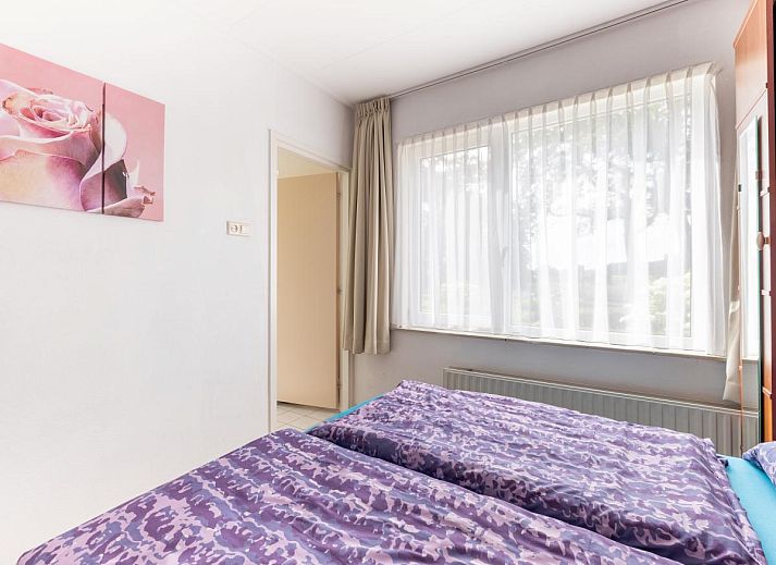 Gemuetliche Essecke im Ferienhaus Zonnehoek, Exloo, mit Holzstuehlen und Korblampen, ideal fuer einen Familienurlaub im Suedosten von Drenthe.