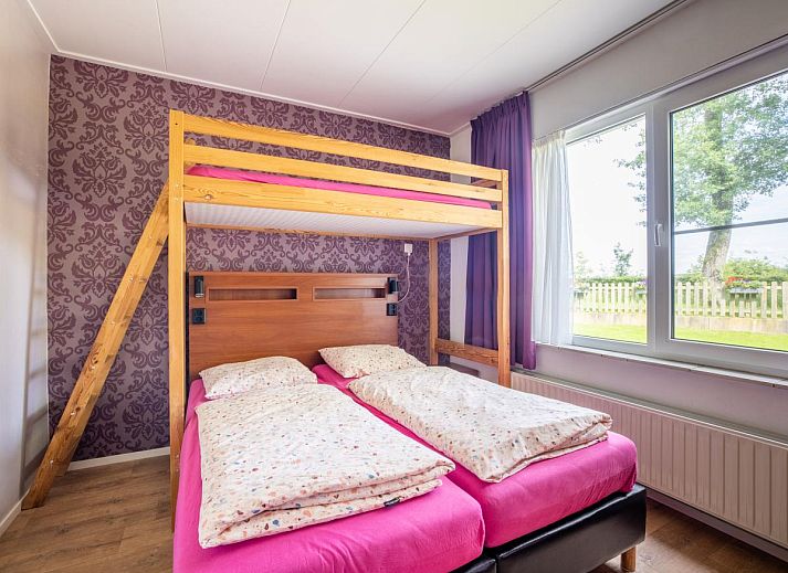 Gemuetlicher Innenbereich des Ferienhauses Zonnehoek in Exloo, Drenthe mit Blick auf Terrasse und Garten.