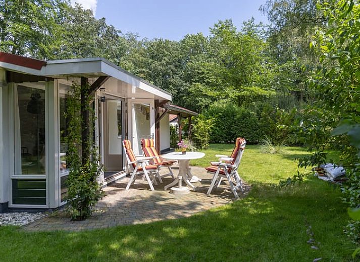 Gemuetliche Terrasse im Ferienhaus in Exloo, ideal zum Entspannen in der Natur von Drenthe.