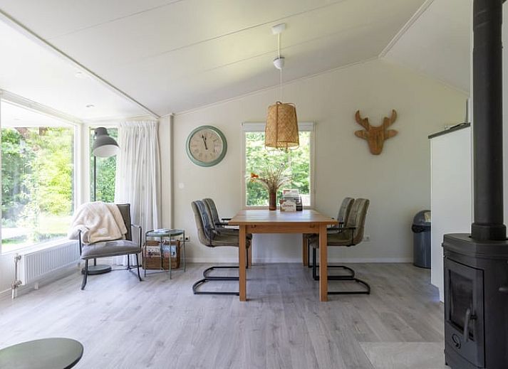 Gemuetliche Terrasse im Ferienhaus in Exloo, ideal zum Entspannen in der Natur von Drenthe.