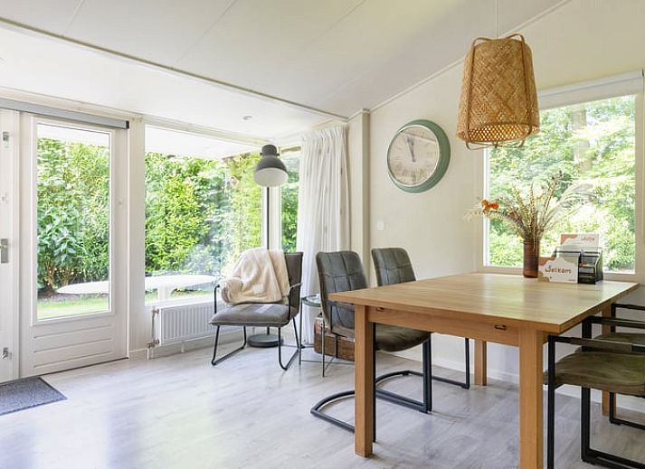 Gemuetliche Terrasse im Ferienhaus in Exloo, ideal zum Entspannen in der Natur von Drenthe.