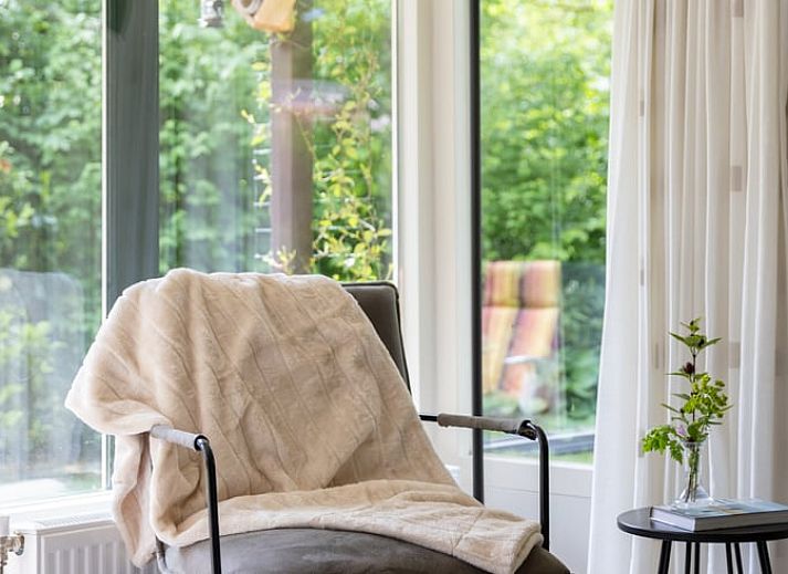 Gemuetliche Terrasse im Ferienhaus in Exloo, ideal zum Entspannen in der Natur von Drenthe.