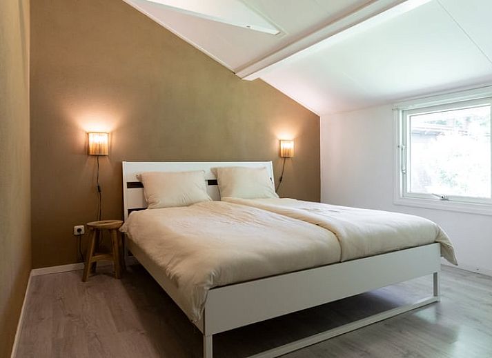 Stilvolles Wohnzimmer des modern eingerichteten Ferienhauses in Exloo in Drenthe.