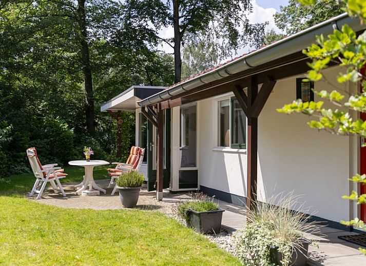 Aussenterrasse des Ferienhauses in Exloo mit bequemen Sitzgelegenheiten in Drenthe.