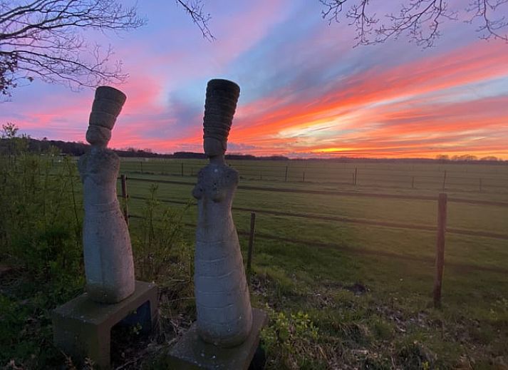 Keuken van Vakantiehuis in Exloo, Zuidoost Drenthe met retro koelkast en landelijke stijl.
