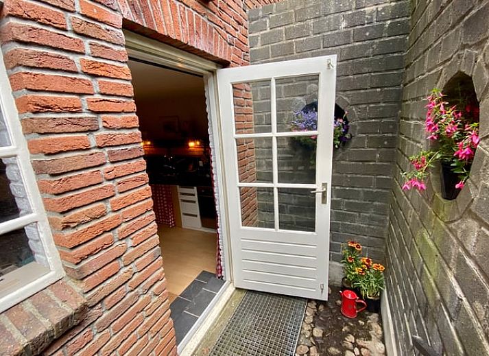 Keuken van Vakantiehuis in Exloo, Zuidoost Drenthe met retro koelkast en landelijke stijl.