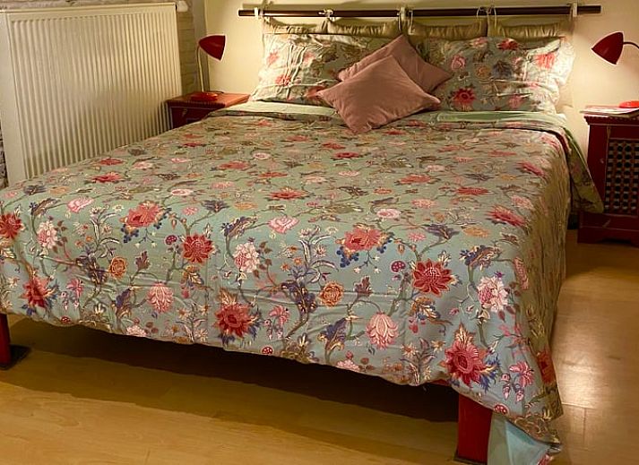 Prachtige zonsondergang bij Vakantiehuis in Exloo, Zuidoost Drenthe met stenen beelden in de tuin.