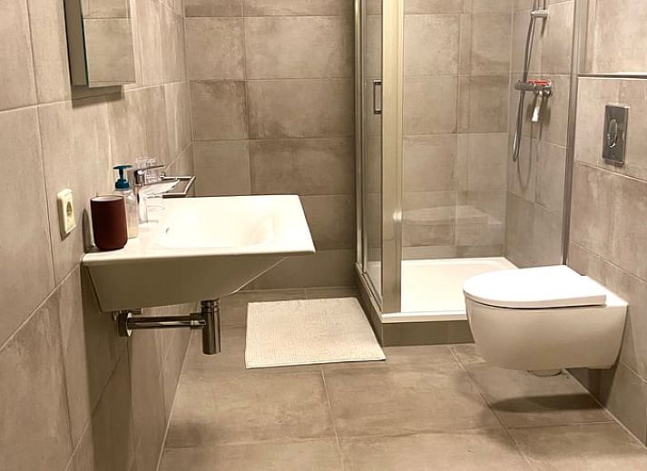 Prachtige zonsondergang bij Vakantiehuis in Exloo, Zuidoost Drenthe met stenen beelden in de tuin.