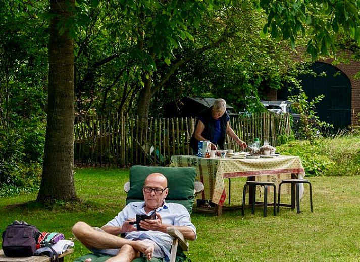 Eetruimte in Vakantiehuis in Exloo, Zuidoost Drenthe met houten tafel en stoelen in een gezellige setting.