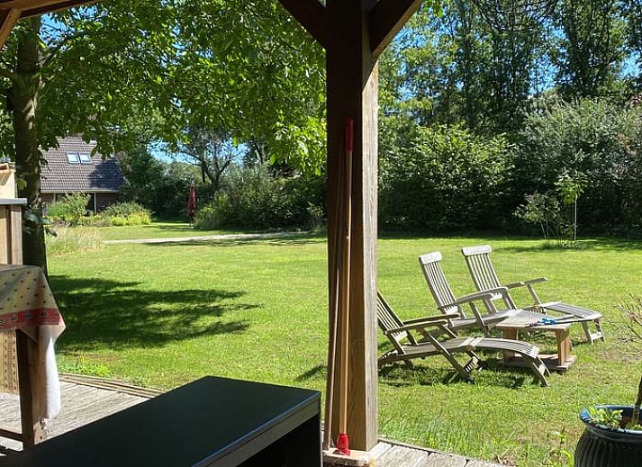 Comfortabel bed in Vakantiehuis in Exloo, Zuidoost Drenthe met kleurrijk beddengoed.