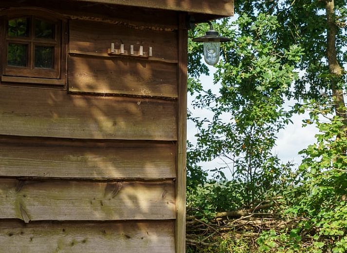 Ingang van Vakantiehuis in Exloo, Zuidoost Drenthe met open deur naar binnenplaats.