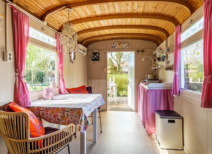 Vakantiehuis in Roswinkel, Zuidoost Drenthe, biedt een rustieke omgeving met een ruime tuin voor ontspanning.