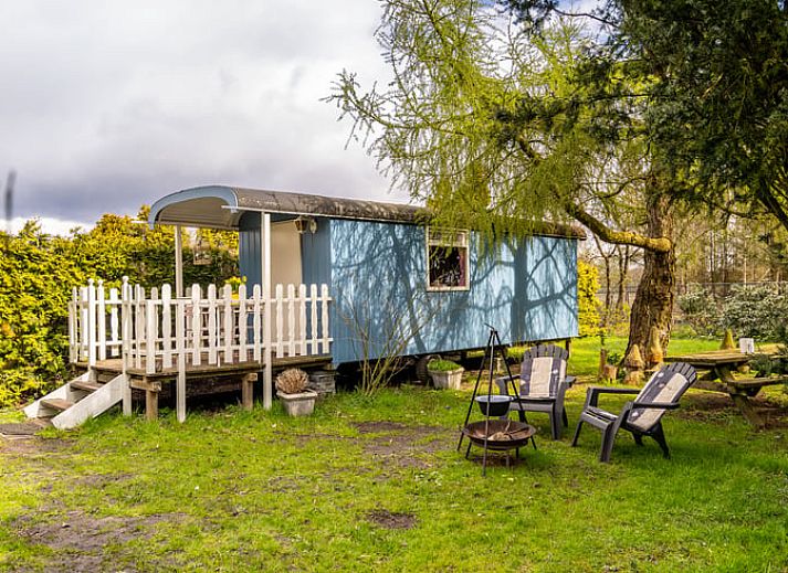 Vakantiehuis in Roswinkel, Zuidoost Drenthe, biedt een rustieke omgeving met een ruime tuin voor ontspanning.