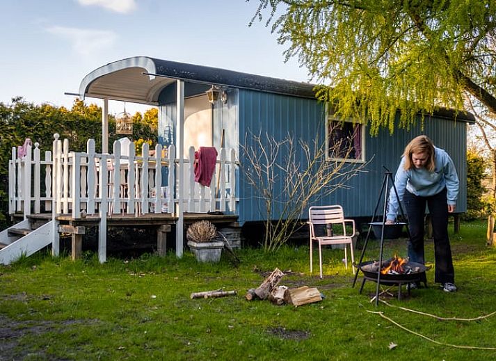 Vakantiehuis in Roswinkel, Zuidoost Drenthe, biedt een rustieke omgeving met een ruime tuin voor ontspanning.