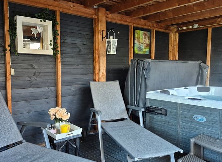 Ontspannen op het terras van Vakantiehuisje in Dalerveen, gelegen in de rustieke omgeving van Zuidoost Drenthe, Drenthe.