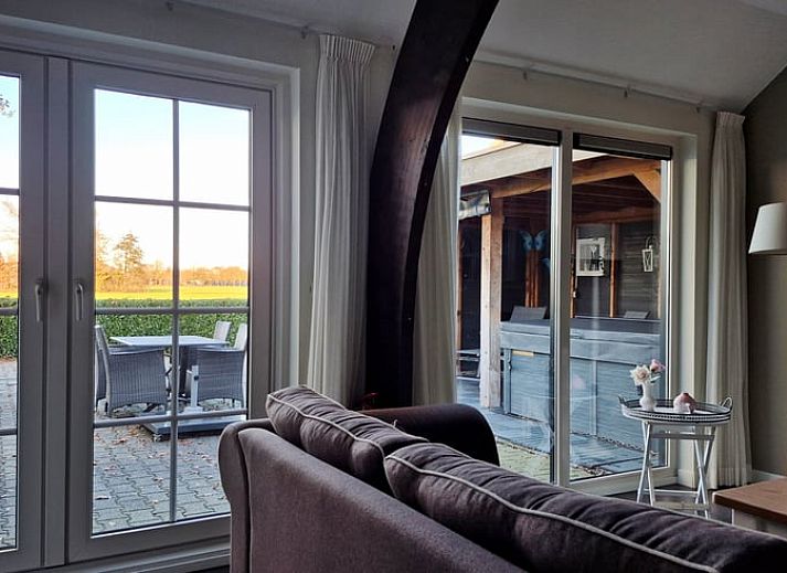 Ontspannen op het terras van Vakantiehuisje in Dalerveen, gelegen in de rustieke omgeving van Zuidoost Drenthe, Drenthe.