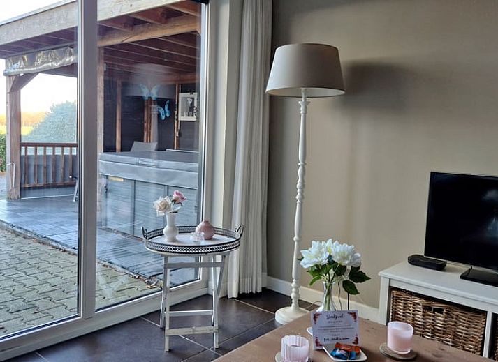 Ontspannen op het terras van Vakantiehuisje in Dalerveen, gelegen in de rustieke omgeving van Zuidoost Drenthe, Drenthe.