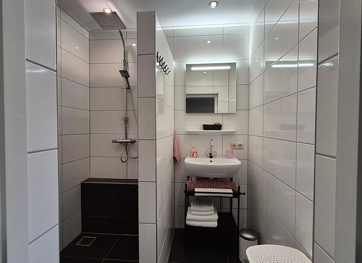 Ontspan in de luxe jacuzzi van Vakantiehuisje in Dalerveen, Zuidoost Drenthe. Geniet van comfort en rust in deze prachtige vakantiewoning.