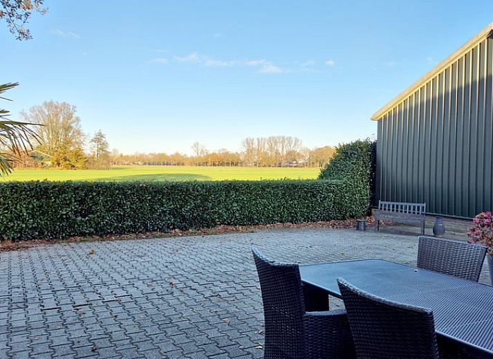 Gezellige slaapkamer in Vakantiehuisje in Dalerveen, Zuidoost Drenthe. Comfortabel ingericht met uitzicht op de groene omgeving.