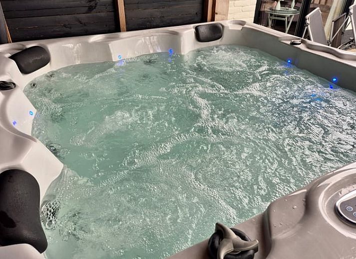 Gezellige slaapkamer in Vakantiehuisje in Dalerveen, Zuidoost Drenthe. Comfortabel ingericht met uitzicht op de groene omgeving.