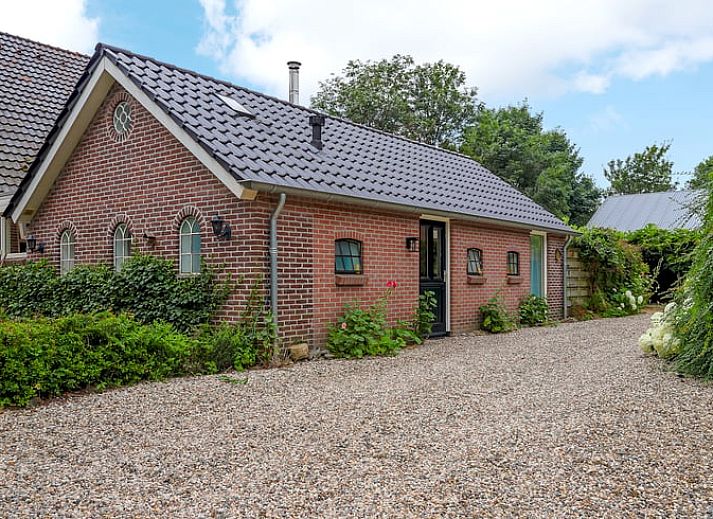 Geniet van het zonnige terras bij Vakantiehuisje in Dalerveen, Zuidoost Drenthe, omgeven door groene natuur en rust.