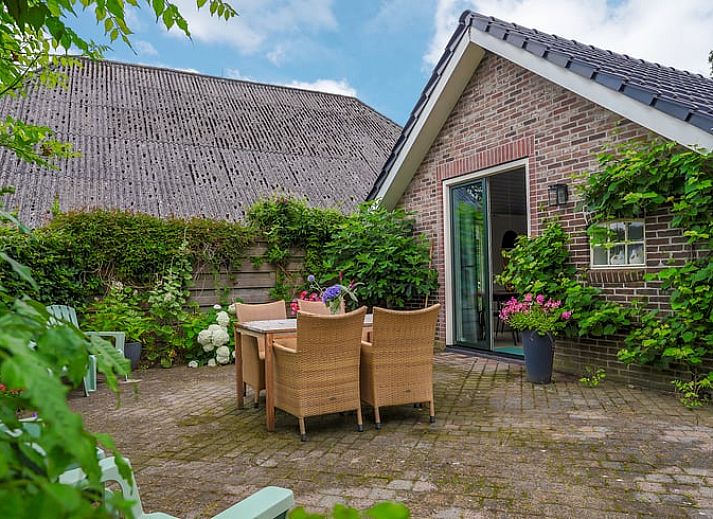 Geniet van het zonnige terras bij Vakantiehuisje in Dalerveen, Zuidoost Drenthe, omgeven door groene natuur en rust.