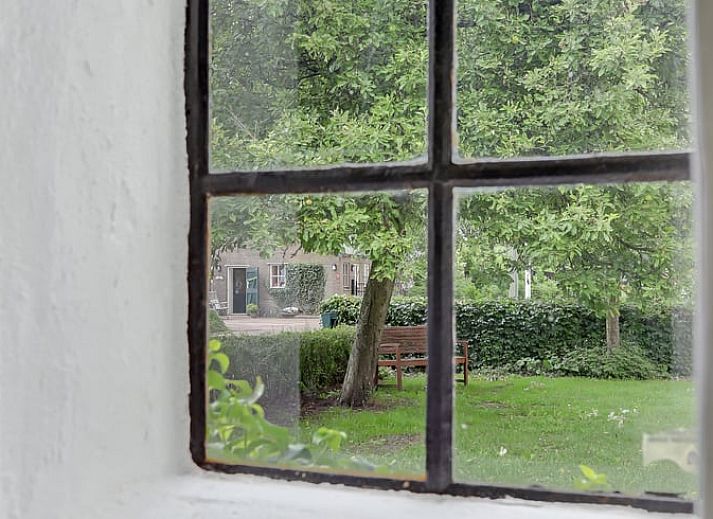 Geniet van het zonnige terras bij Vakantiehuisje in Dalerveen, Zuidoost Drenthe, omgeven door groene natuur en rust.