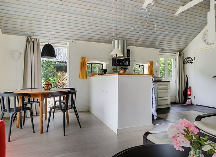 Authentieke buitenkant van Vakantiehuisje in Dalerveen, Zuidoost Drenthe, met charmante bakstenen en landelijke omgeving.