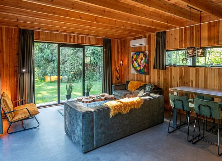 Ontspannen in de jacuzzi bij Vakantiehuisje in Dalerveen, Zuidoost Drenthe, met sauna en terras.