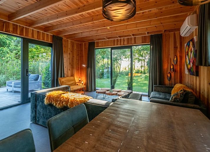 Ontspannen in de jacuzzi bij Vakantiehuisje in Dalerveen, Zuidoost Drenthe, met sauna en terras.