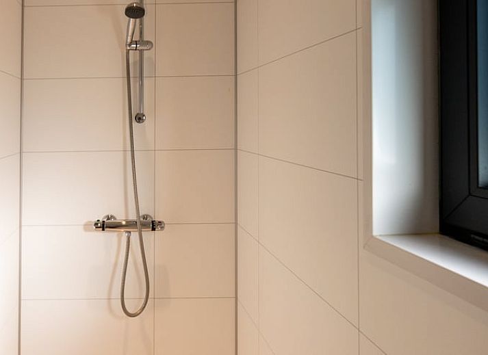 Gezellige woonkamer in Vakantiehuisje in Dalerveen, Zuidoost Drenthe, met houten interieur en uitzicht op de tuin.