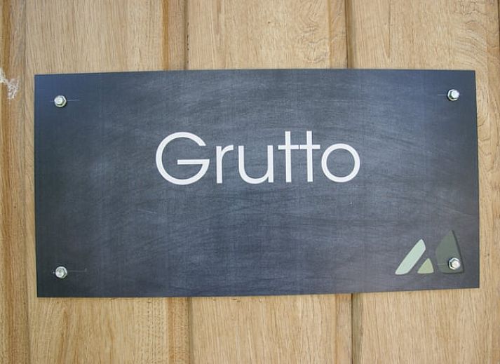 Ruime zithoek in Vakantiehuisje in Dalerveen, Zuidoost Drenthe, met toegang tot het terras en groene omgeving.