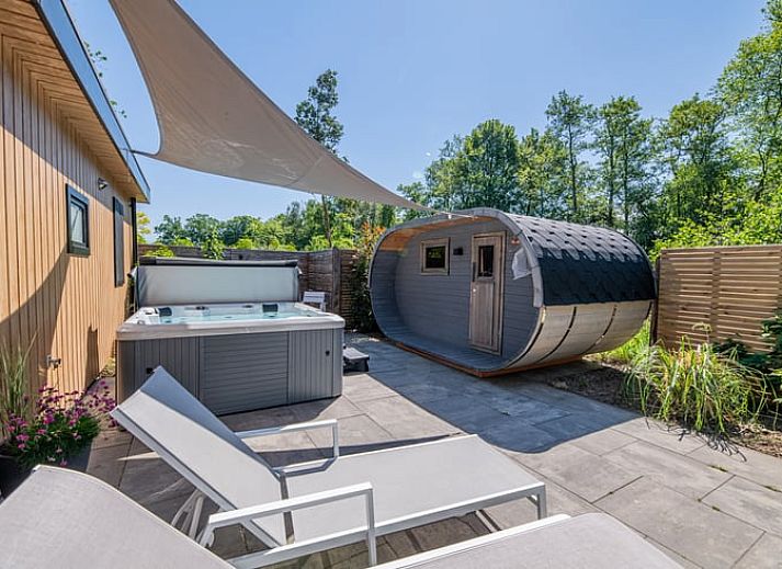 Ruime zithoek in Vakantiehuisje in Dalerveen, Zuidoost Drenthe, met toegang tot het terras en groene omgeving.